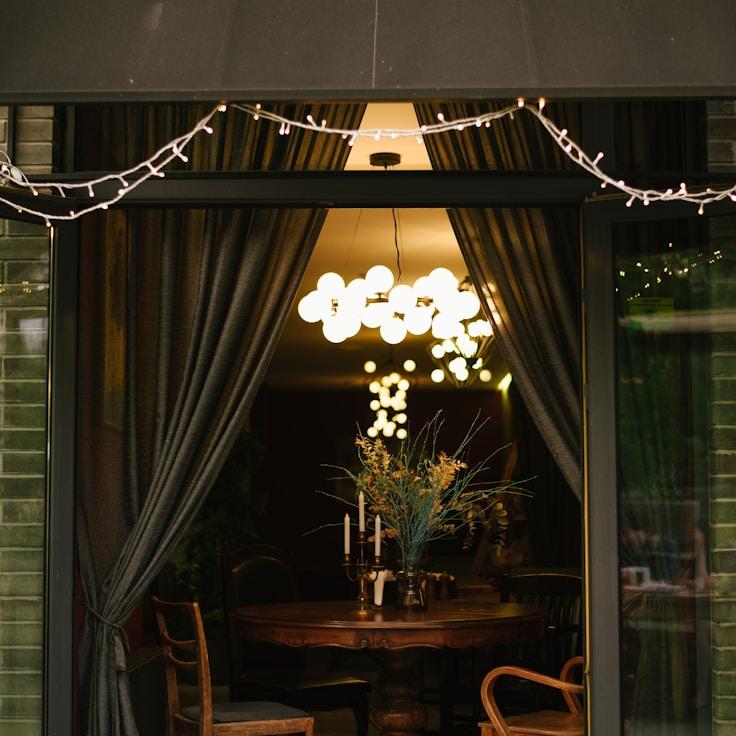 Casual restaurant with booth seating